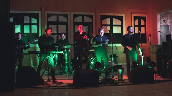 Grupo musical en presentación
