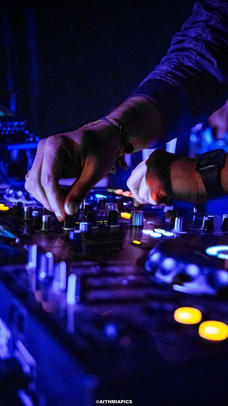 DJ operando consola durante un evento