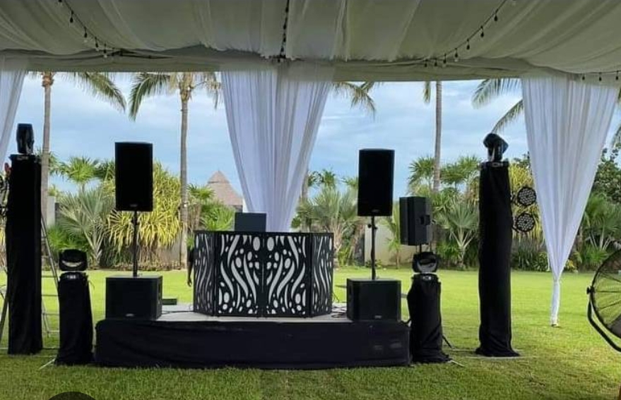 Montaje de DJ con audio e iluminación
