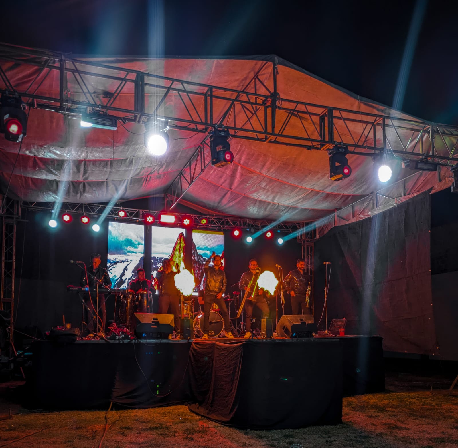 Producción musical en vivo con iluminación y escenario