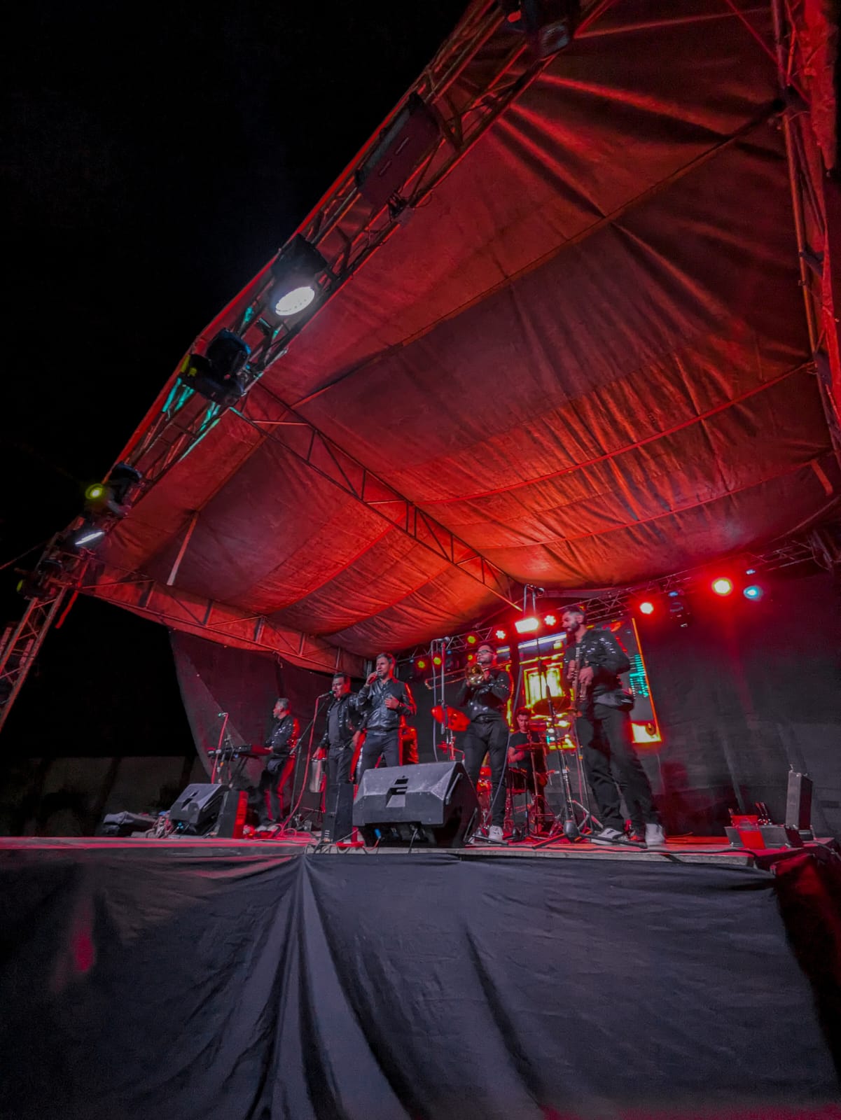 Escenario musical con iluminación roja