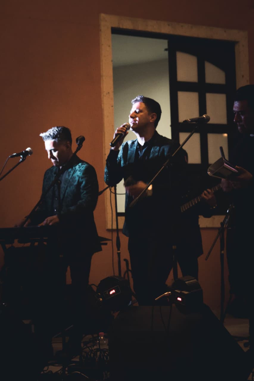 Grupo musical en presentación en vivo
