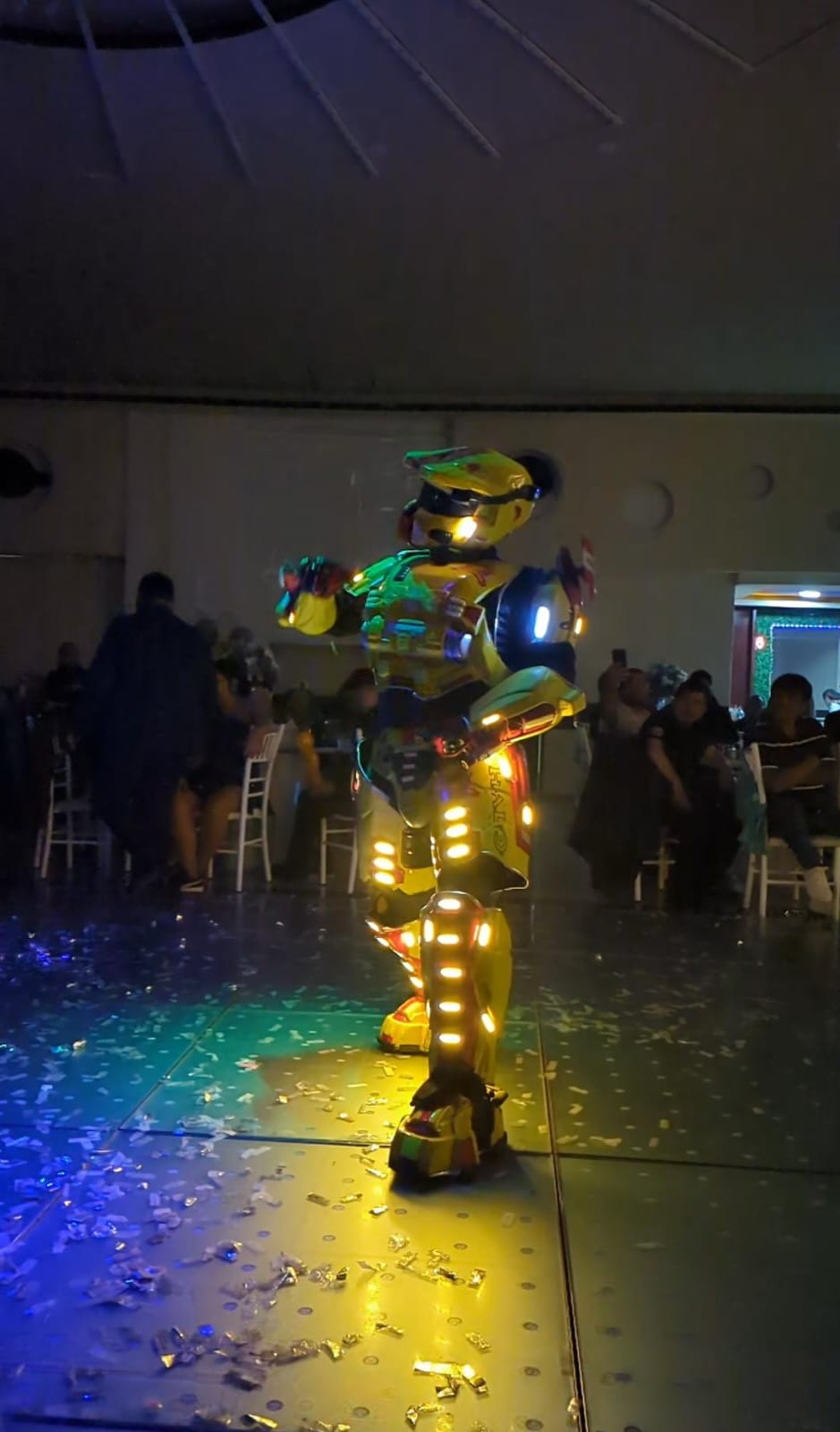 Robot LED animando un evento